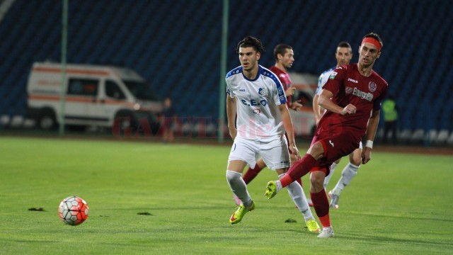 Mihai Roman (în alb) nu a făcut o partidă strălucită cu CFR Cluj (foto: panduriics.ro)