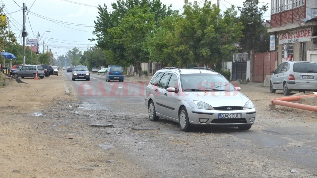 Municipalitatea a explicat că zona neasfaltată de pe Brestei, din zona cimitirului, a rămas așa deoarece mai trebuie executate spărturi pentru racordurile la canalizare (Foto: Lucian Anghel)