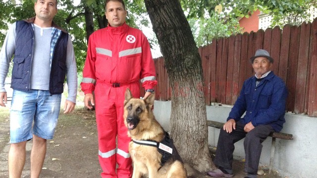 Adrian Pană, cel care a apelat la ajutorul Centrului Naţional de Educare Canină, Cristian Șerban, stăpânul lui Kasim, Kasim, eroul Craiovei, și bătrânul găsit de ciobănescul german (Foto: Mirela Marinescu)