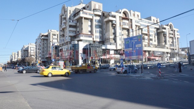 Intersecția de la Universitate va avea o pasarelă pietonală rotundă, cu scări  pentru cele patru trotuare (Foto: GdS)