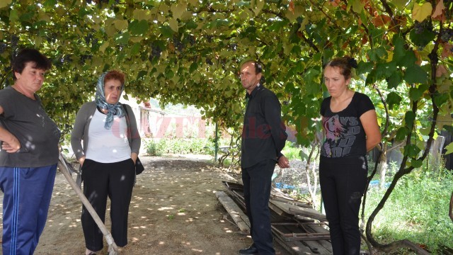 Părinţii (dreapta) şi vecinii din comuna Goieşti nu-şi explică de ce cadavrul Alexandrei a fost descoperit de un trecător şi nu de poliţie care, oficial, a căutat-o timp de mai bine de două săptămâni (Foto: GdS)