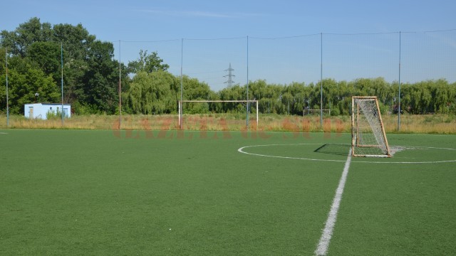 Terenurile de antrenament din cantonamentul Lunca Jiului vor fi scoase pentru a treia oară la licitație, fiindcă nici o societate nu a fost interesată de amenajarea acestora (Foto: Arhiva GdS)
