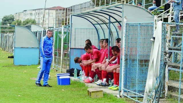 Dan Oprescu (stânga) consideră că o echipă care vrea să se bată la promovare trebuie să aibă mulți jucători cu experiență (Foto: Alexandru Vîrtosu)