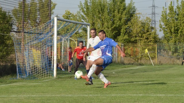 Alin Bălă (la minge) și colegii săi nu au găsit drumul spre gol în partida cu Măgura Cisnădie (foto: Alexandru Vîrtosu)