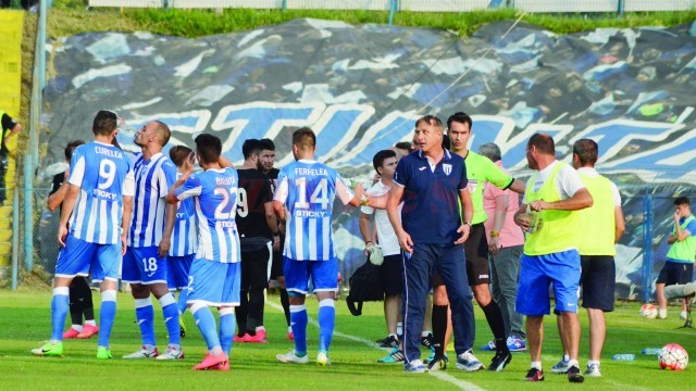 Emil Săndoi îşi doreşte ca elevii săi să depăşească problemele şi să obţină victorii atât în Cupă, cât şi în campionat (Foto: Alexandru Vîrtosu)