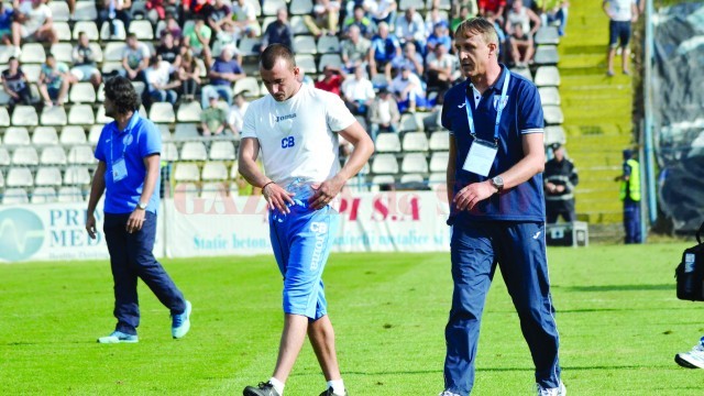 Emil Săndoi (dreapta) consideră că victoria cu Iaşiul a fost bună pentru moralul jucătorilor (Foto: Alexandru Vîrtosu)