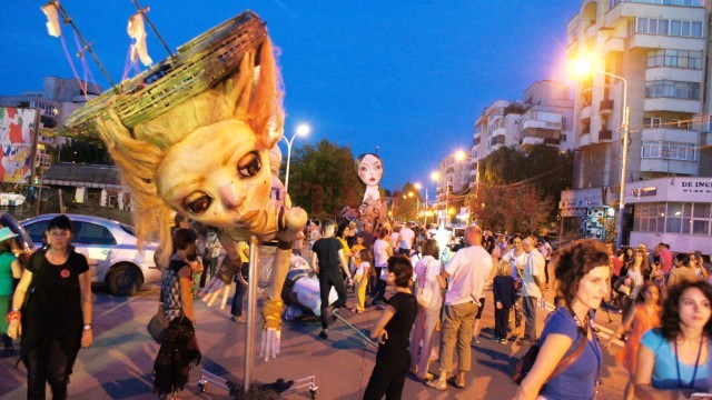 „Păpuşile ocupă strada“ - unul dintre evenimentele cu care Craiova vrea să ajungă Capitală Europeană a Culturii (Foto: GdS)