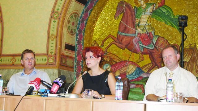 Steve Driver (stânga), managerul Spirit Circuits, Lia Olguţa Vasilescu, primarul Craiovei, şi Marin Nicoli, administratorul parcurilor industriale din municipiu, la întâlnirea de la primărie