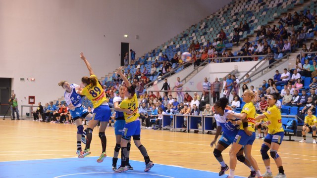 Jelena Zivkovic (în albastru) și colegele sale au suferit a treia înfrângere din acest sezon (foto: Lucian Anghel)