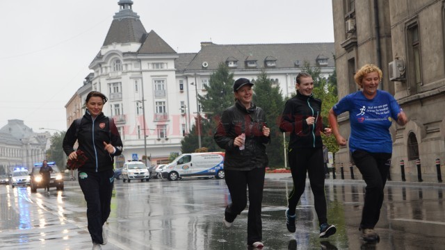 Fără să le pese de vremea ploiasă, craioveni de toate vârstele au participat la Crosul și Promenada Inimilor (foto: Bogdan Grosu)