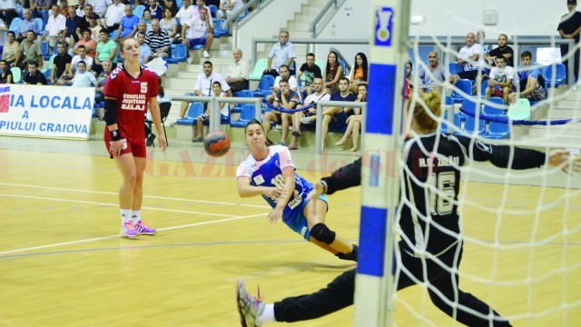 Dana Băbeanu (numărul 10) a făcut un joc bun la Cluj, marcând 10 goluri (Foto: arhiva GdS)