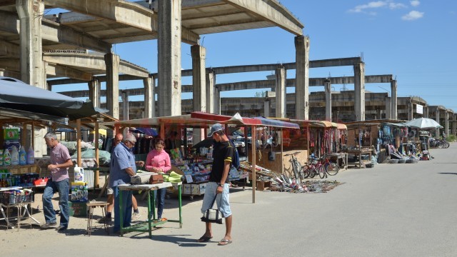 Târgul urma să se mute de pe strada Caracal pe vechiul amplasament, dar până anul viitor rămâne pe loc