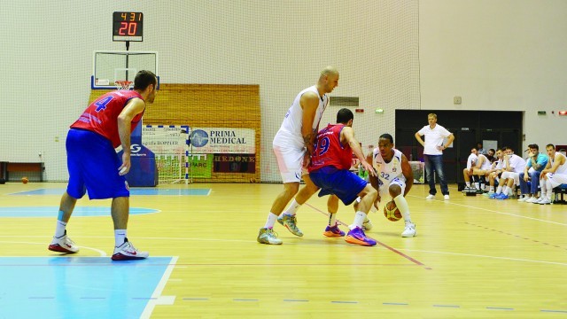 Jucătorii craioveni (în alb) au pierdut primul meci cu Steaua, dar încă speră la calificare (Foto: Bogdan Grosu)