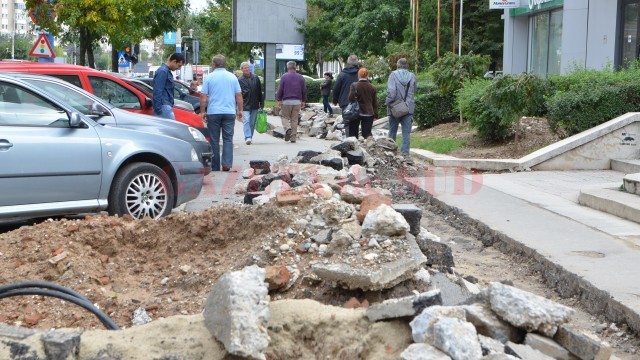 În loc să încerce să recupereze întârzierile pe care singure le-au provocat la care se adaugă sosirea anotimpului ploios, firmele și-au trimis pe teren o mână de muncitori (FOTO: Lucian Anghel)