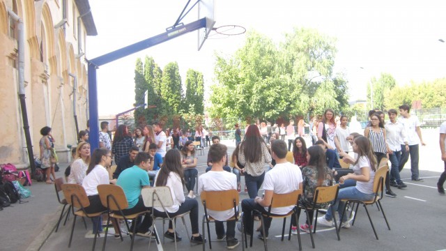 Elevii Colegiului Național „Carol I“ au participat la activități de autocunoaștere și dezvoltare personală, organizate de Consiliul Elevilor în curtea școlii (FOTO: Carmen Rusan)