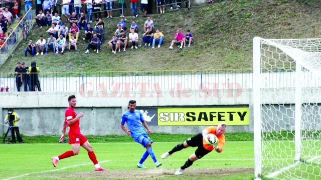 Simon Măzărache (albastru) l-a învins pe Miron, dar portarul băcăuan s-a revanşat la loviturile de departajare (Foto: csuc.ro)