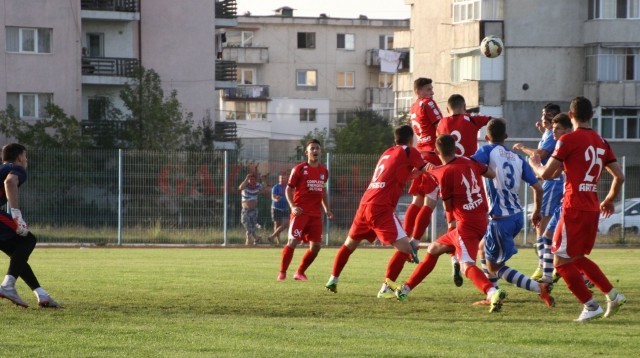 Gorjenii (în roșu) au câștigat în fața craiovenilor (foto: csuc.ro)