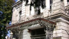 Grădina Bibliotecii "Omnia" va fi scena pe care se va susţine reprezentaţia "Jucătorul", după Dostoievski (Foto: Facebook)
