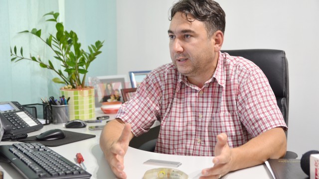 Cătălin Popescu, reprezentantul unei firme de repartitoare, spune că un repartitor este garantat zece ani (FOTO: arhiva GdS)