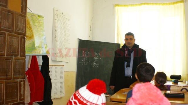Din cei patru elevi de la începutul anului 2015, la Piscani a rămas un singur școlar, care acum face naveta la Școala Brădești (Foto: Arhiva GdS)