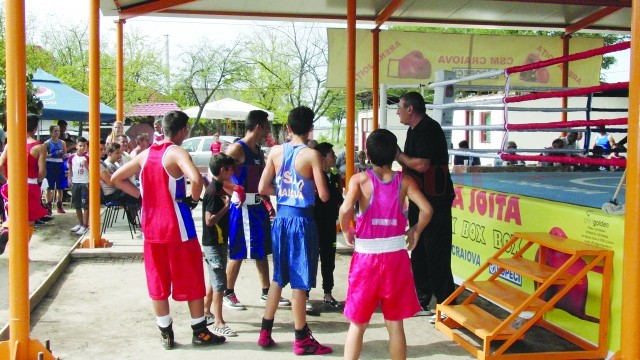 80 de pugilişti au fost la inaugurarea arenei de box din curtea lui Joiţa (Foto: Daniela Mitroi-Ochea)