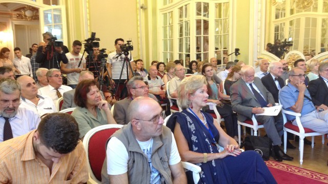 Sala Oglinzilor a găzduit festivitatea de deschidere a festivalului internaţional de poezie (Foto: Mirela Marinescu)