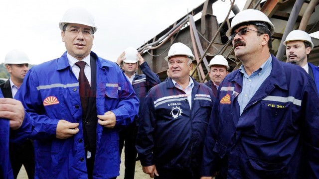 Victor Ponta (stânga) şi Laurenţiu Ciurel (dreapta) - (FOTO: Eugen Măruţă)