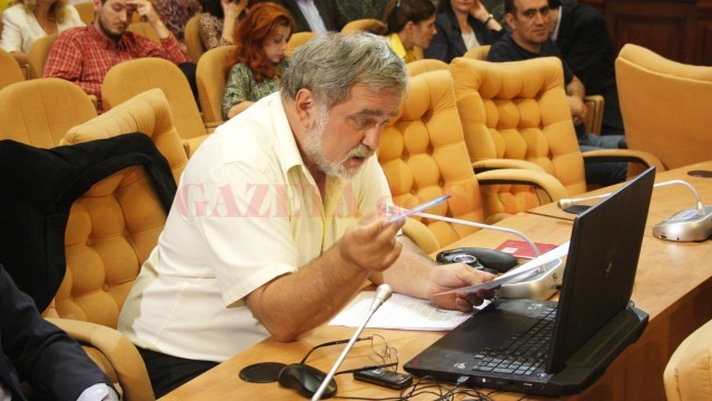 Consilierul PNL Emilian Ștefârță a propus ca lumina în Craiova să se stingă și să se aprindă după cum răsare și apune soarele (Foto: Anca Ungurenuș)