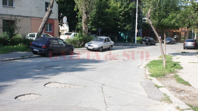 Strada Revoluției este bombardată de gropi (FOTO: Anca Ungurenuş)