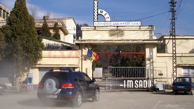 UM Sadu mai are 900 de salariaţi