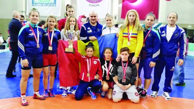 Ştefania Priceputu (cu cupa în mână) a cucerit două medalii la Campionatul Balcanic din Turcia