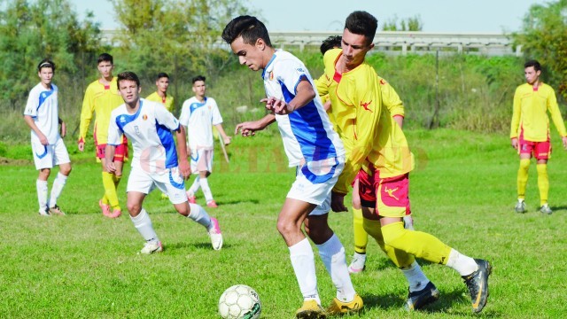 Juniorii B de la CSS (în galben) au aşteptat greşeala adversarilor şi au profitat din plin (Foto: Alexandru Vîrtosu)