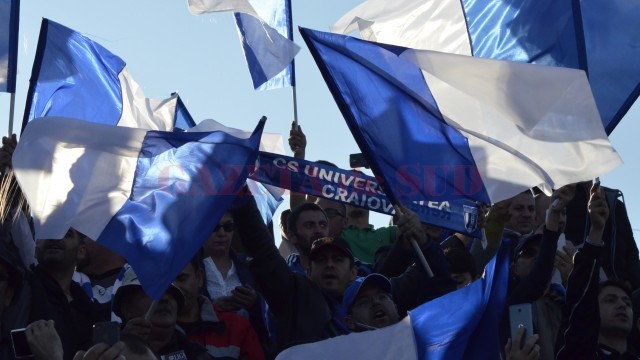 Fanii au fost dotaţi cu fulare şi steaguri, "Extensiv" devenind o mare alb-albastră