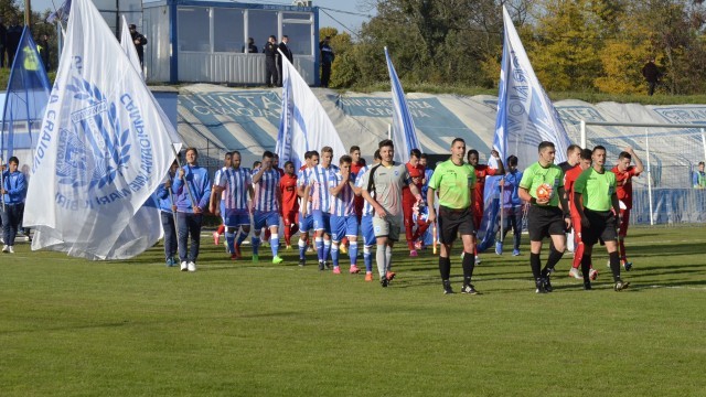 Jucătorii celor două formaţii au intrat încrezători pe teren