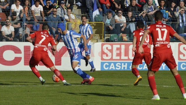 Andrei Ivan, într-unul din driblingurile făcute în faţa lui Steliano Filip