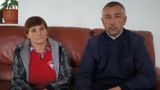 Mama lui Ionuț, Dumitrana Miertoiu, şi preotul Daniel Petrescu (Foto: Bogdan Grosu)
