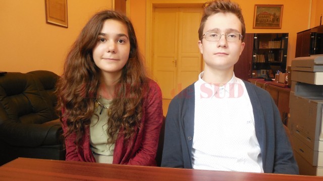 Mădălina Stănășel și Radu Romanescu, cei doi elevi de la Colegiul Național „Frații Buzești“ din Craiova, care fac parte din lotul României la Olimpiada Internațională de Științe pentru Juniori (Foto: Carmen Rusan)