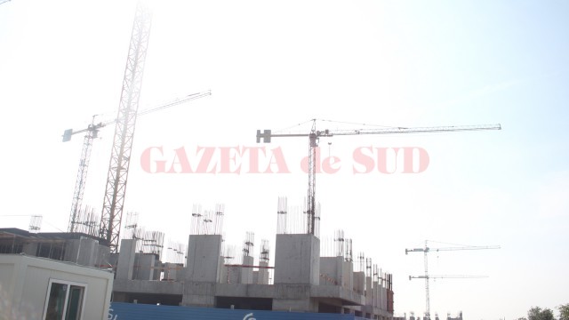 Construirea blocurilor a ajuns la etajul întâi, dar s-a oprit din lipsa banilor (Foto: GdS)