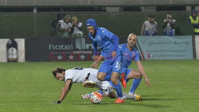 Andrei Ivan (la minge) a luat două cartonaşe galbene prosteşti şi va lipsi cu ASA Târgu Mureş (foto: csuc.ro)