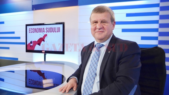 Directorul Hella Craiova, Nicolae Neagu, a dezvăluit la emisiunea „Economia Sudului“ de la Alege TV că se dezvoltă tot mai mult producătorii de autovehicule electrice, care comandă softuri pentru noile generații de astfel de mașini (Foto: Bogdan Grosu)