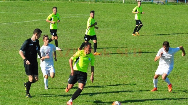 Arbitrul Porumbel i-a enervat la culme pe podăreni cu penaltiurile acordate oaspeților (foto: fcpodari.ro)