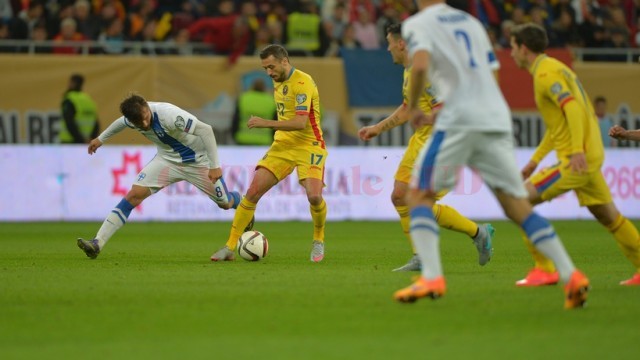 Lucian Sânmărtean (la minge) şi colegii săi de la naţională au remizat norocos cu Finlanda (foto: prosport.ro)