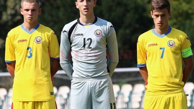 Andrei Vlad (în centru) a devenit un obișnuit al naționalei Under 17 a României (foto: csuc.ro)
