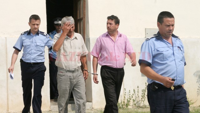 Fostul edil din Giurgița (dreapta) și contabilul -şef al primăriei au fost arestați preventiv în iunie 2011 (FOTO: GdS)