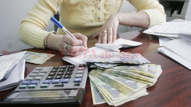 În actele unor firme evazioniste figurează anumite persoane care nici nu știu ce acte semnează. În realitate, alții controlează societățile respective și câștigă banii din diverse evaziuni. (Foto: Arhiva GdS)