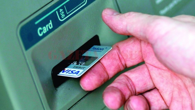 Membrii a două grupări infracționale obţineau în mod fraudulos datele de pe cărţile de credit