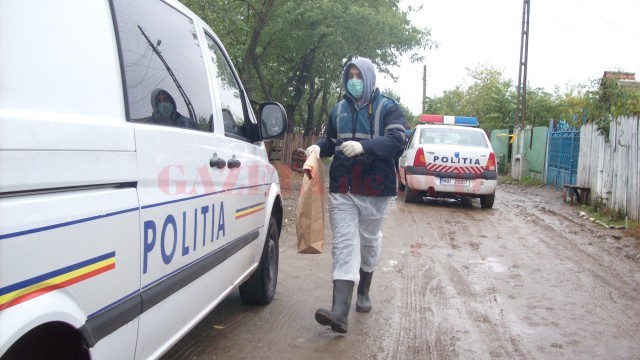 După primele cercetări, anchetatorii au stabilit că cele trei victime au fost înjunghiate înainte de izbucnirea incendiului (Foto: GdS)