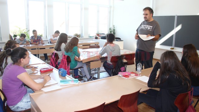 Elevi de la Școala particulară „Ethos“, la ore de pregătire suplimentară (Foto: GdS)