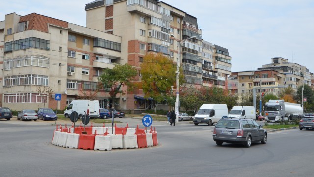 Giratoriul provizoriu de la ieșirea din oraș, din cartierul Lăpuș, urmează să fie înlocuit cu unul permanent. Totodată, în vecinătatea lui urmează să fie realizată o pasarelă pietonală de către societatea Popeci Utilaj Greu, ca o donație (Foto: Lucian Anghel)