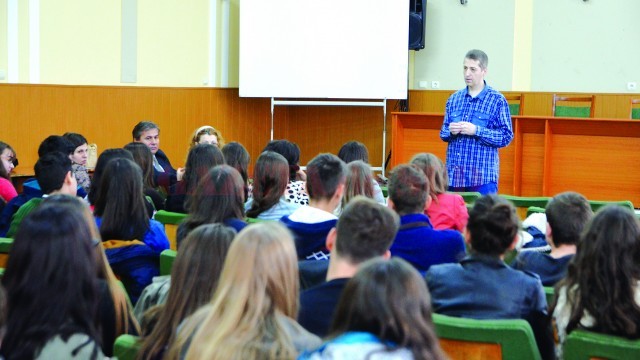 Radu Herjeu, reprezentant CNA, la întâlnirea cu elevii Colegiului Național „Frații Buzești“  din Craiova (Foto: Lucian Anghel)